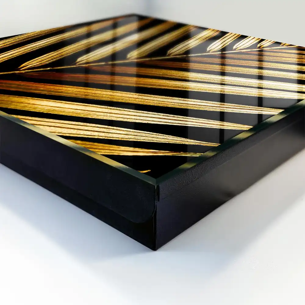 Armoire à clés feuilles dorées sur fond noir