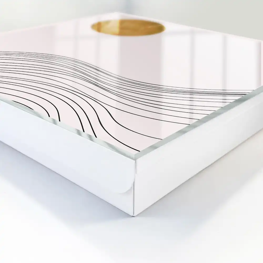 Boîte à clés des lignes minimalistes et un cercle chaleureux sur un fond clair