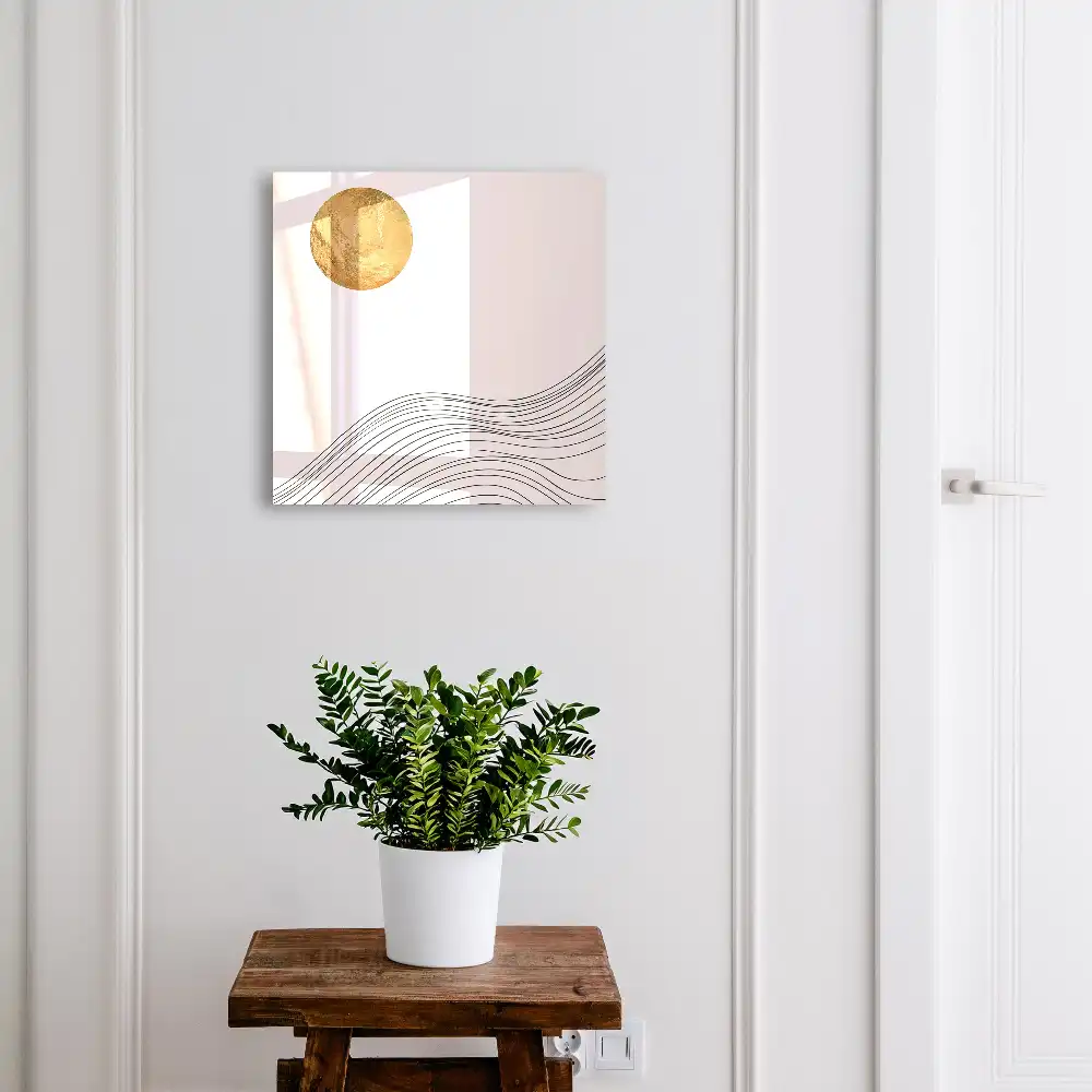 Boîte à clés des lignes minimalistes et un cercle chaleureux sur un fond clair