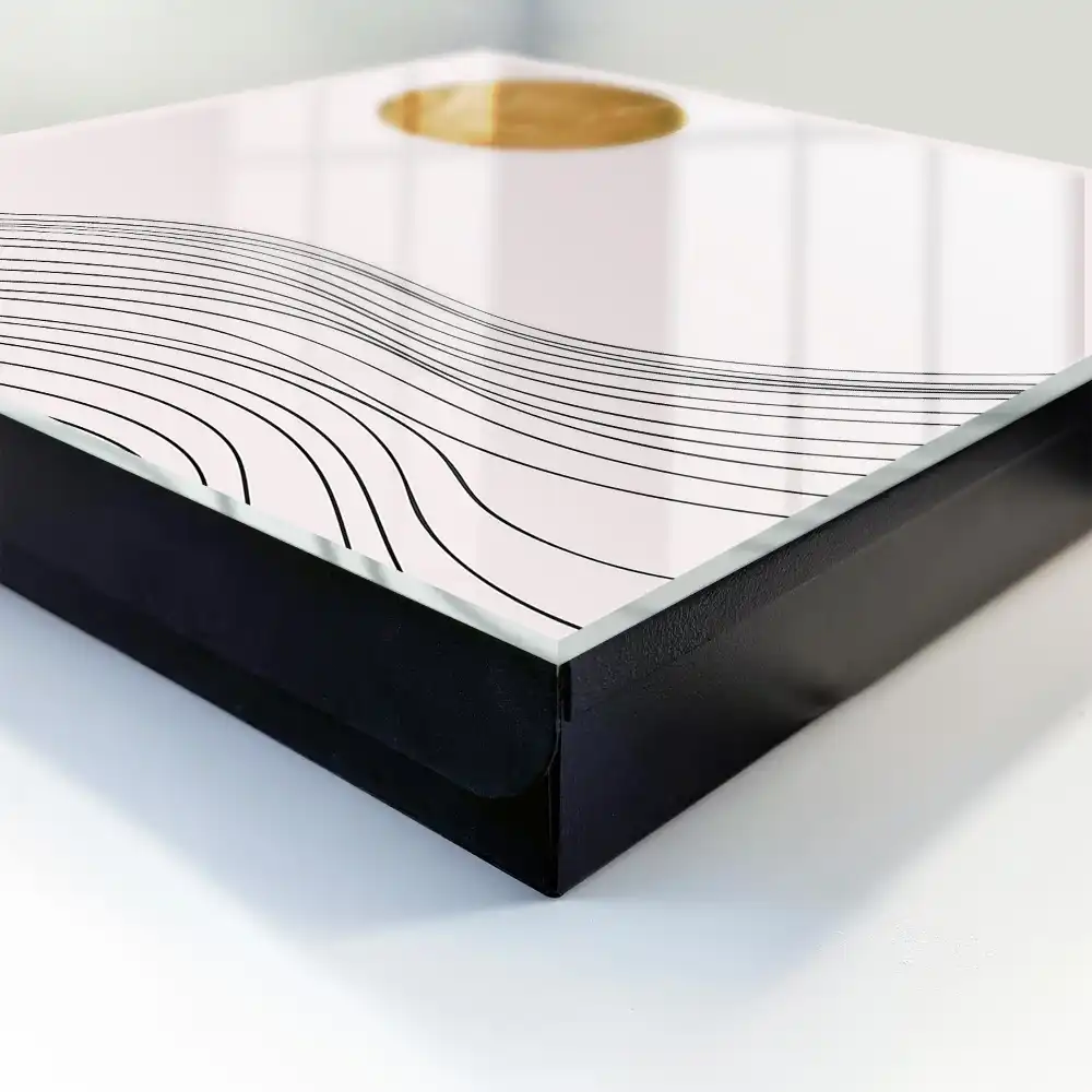 Boîte à clés des lignes minimalistes et un cercle chaleureux sur un fond clair