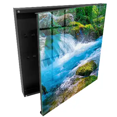 Boîte à clés une cascade pittoresque au milieu de la verdure