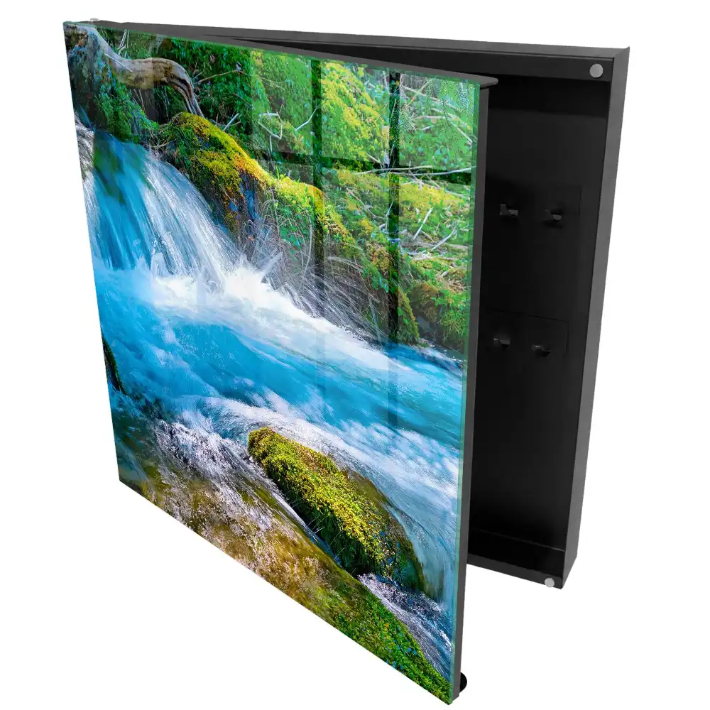 Boîte à clés une cascade pittoresque au milieu de la verdure