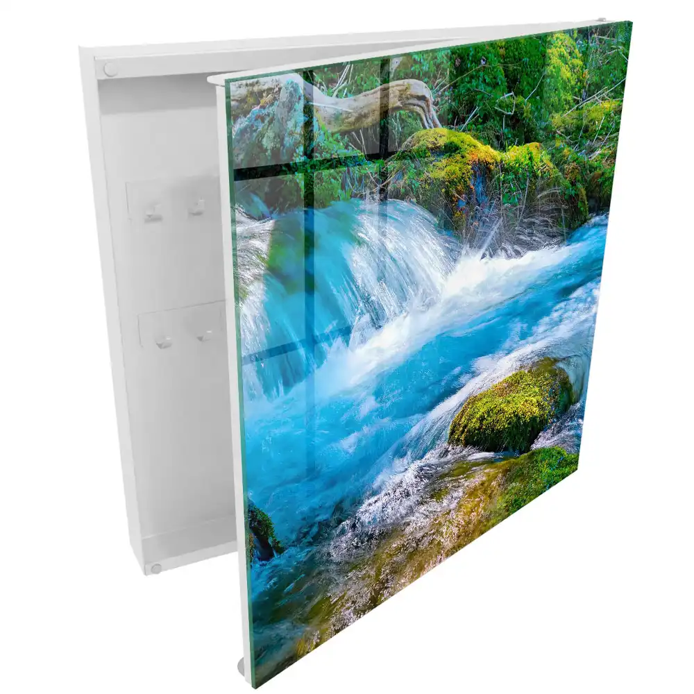 Boîte à clés une cascade pittoresque au milieu de la verdure