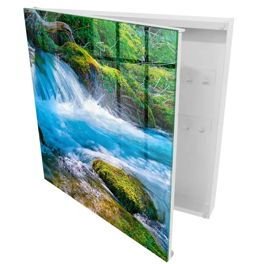Boîte à clés une cascade pittoresque au milieu de la verdure