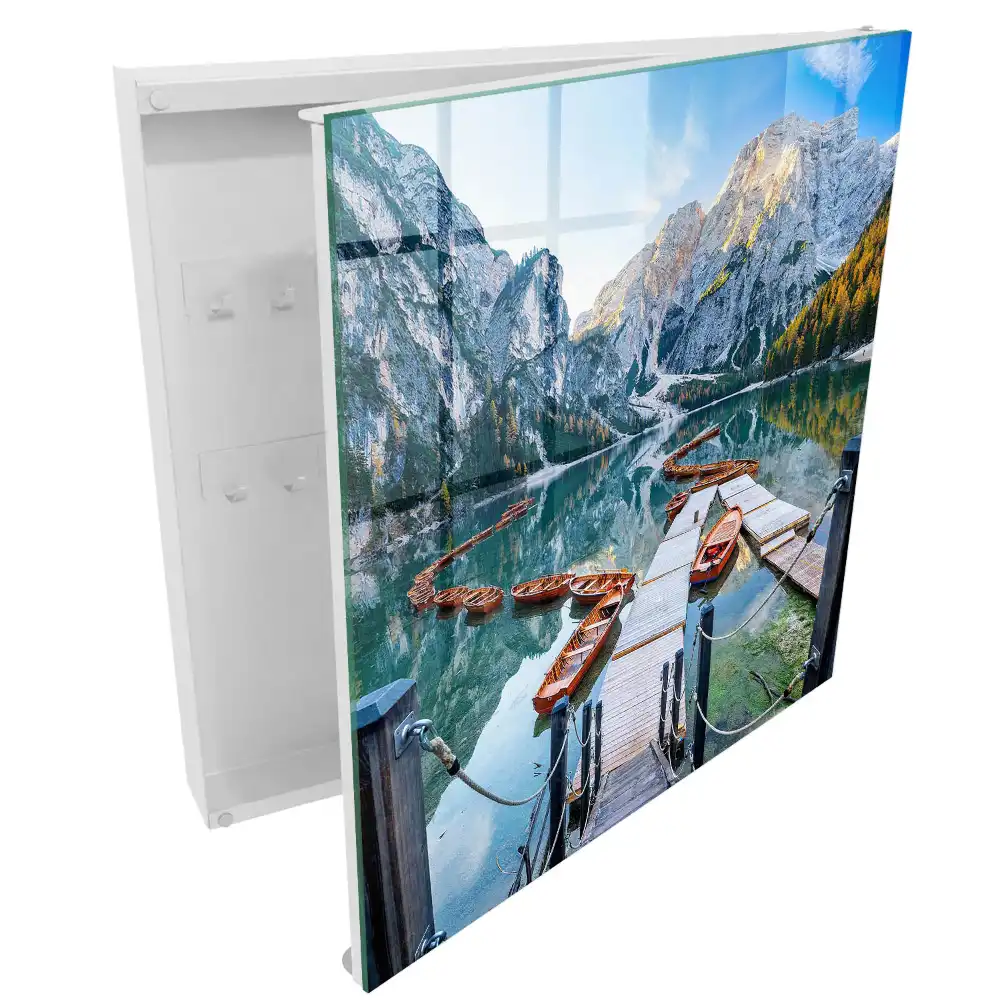 Boîte à clés murale lac et montagnes avec des bateaux en bois