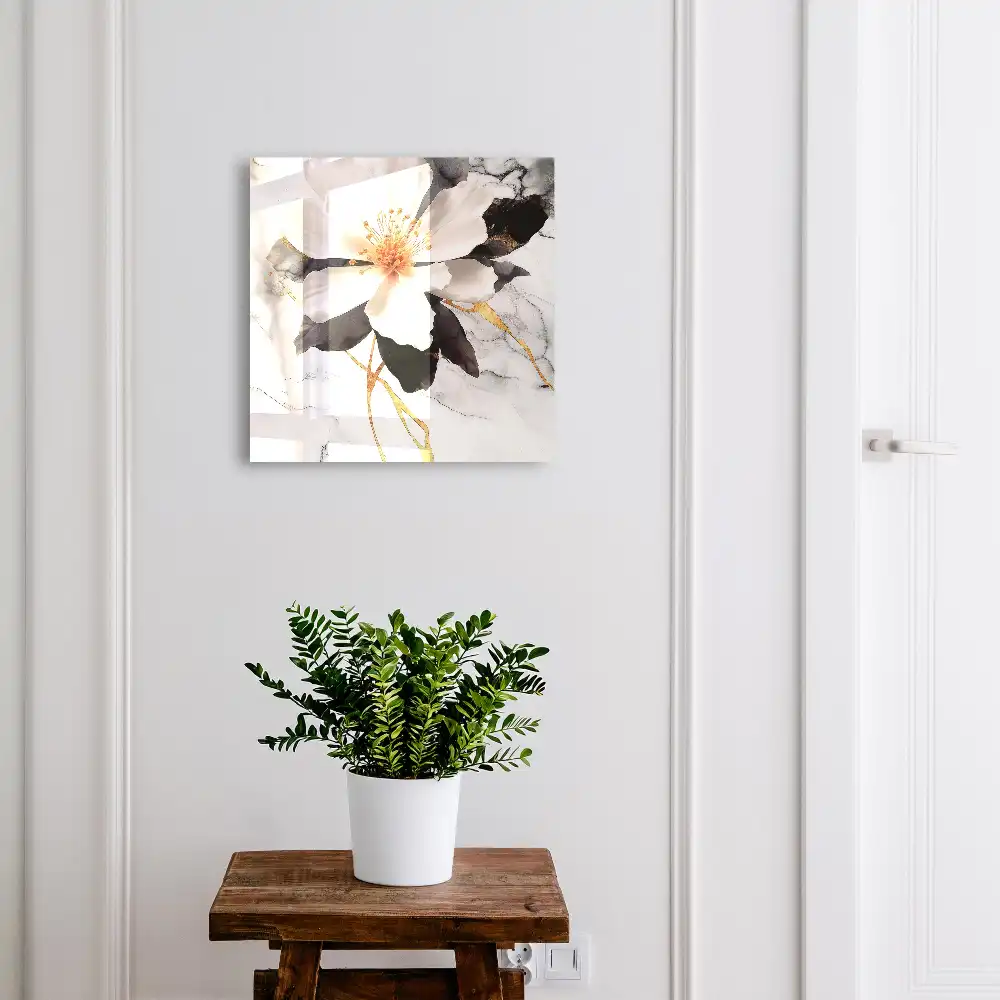 Boîte à clés fleur blanche sur fond gris avec une touche d'orange