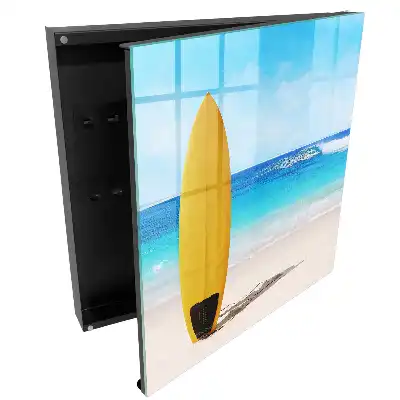 Boîte à clés planche sur la plage océan turquoise ciel bleu