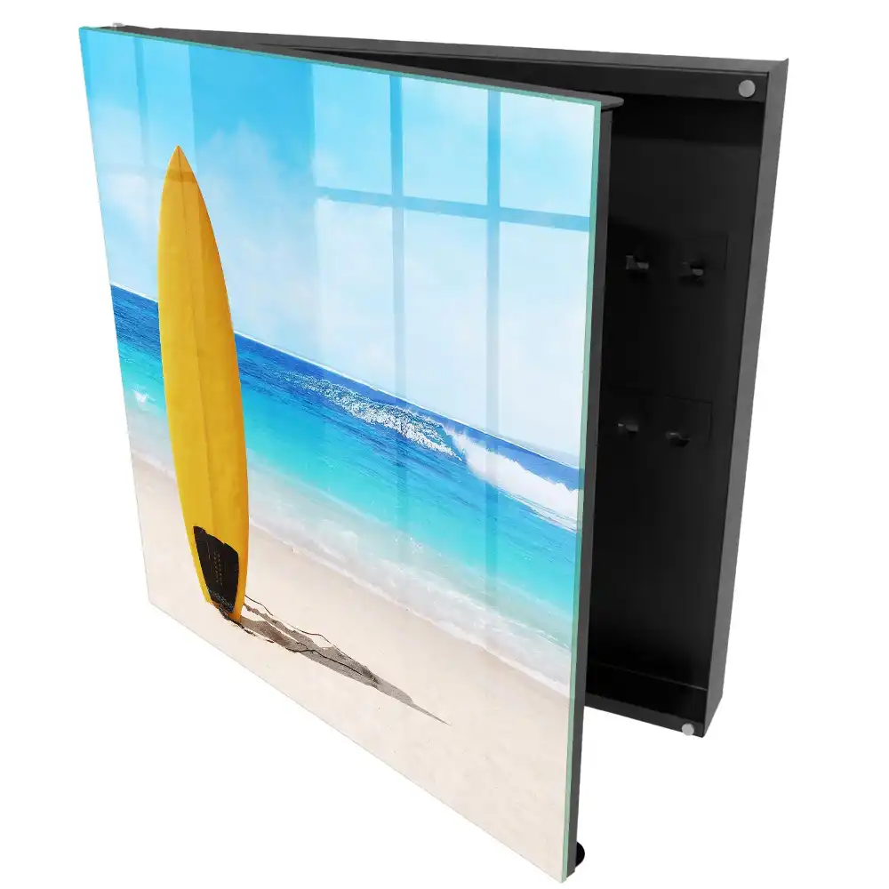 Boîte à clés planche sur la plage océan turquoise ciel bleu