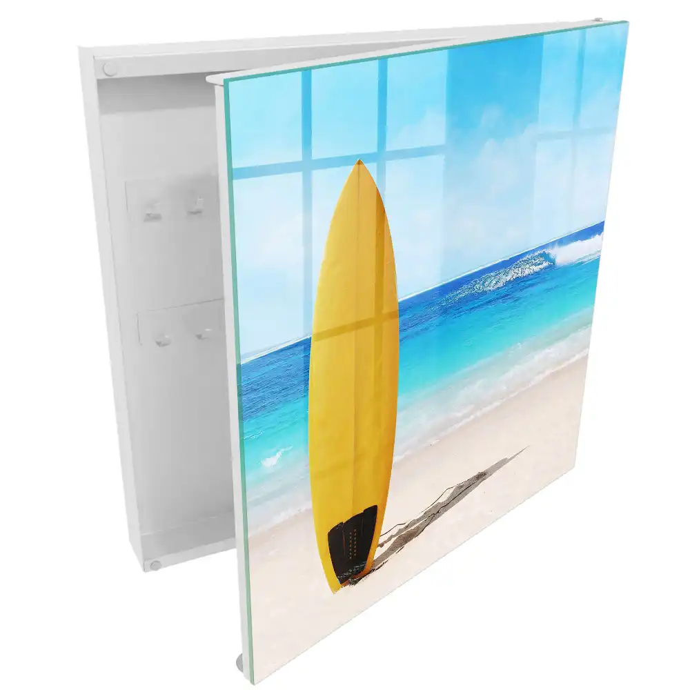Boîte à clés planche sur la plage océan turquoise ciel bleu