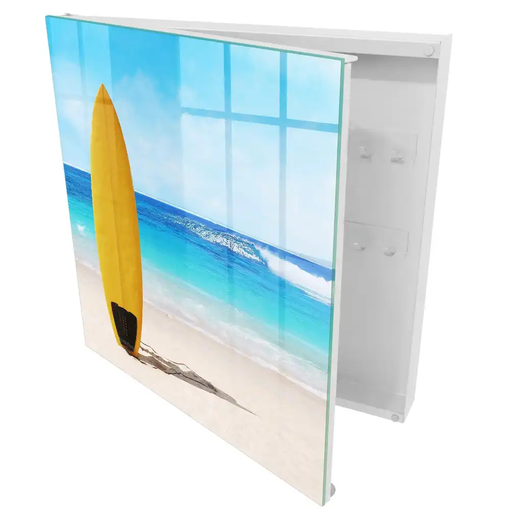 Boîte à clés planche sur la plage océan turquoise ciel bleu