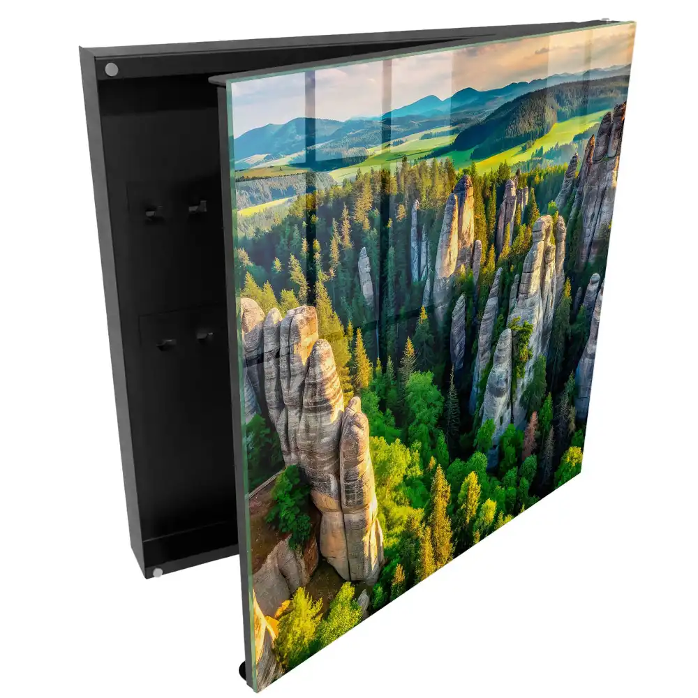 Armoire à clés rochers majestueux et forêt verdoyante