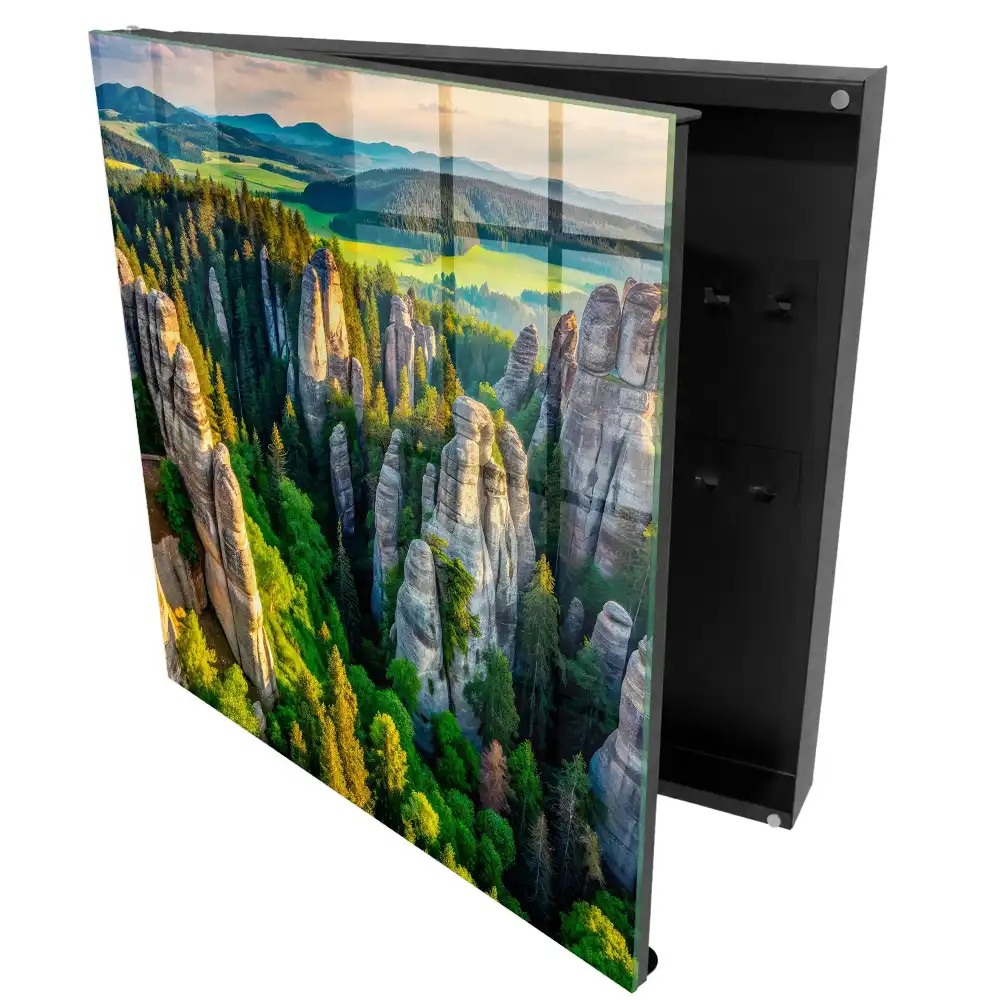 Armoire à clés rochers majestueux et forêt verdoyante