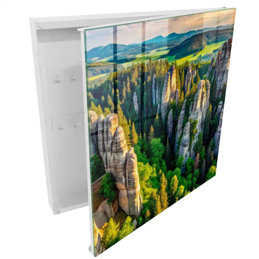 Armoire à clés rochers majestueux et forêt verdoyante