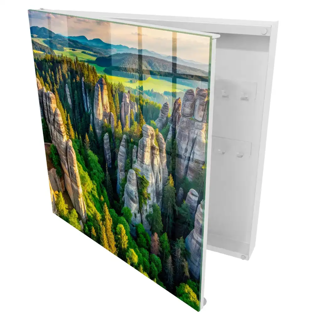 Armoire à clés rochers majestueux et forêt verdoyante
