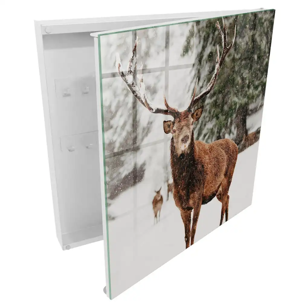 Boîte à clés murale cerfs dans un paysage hivernal enneigé