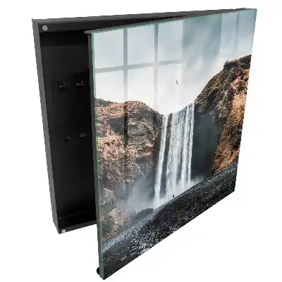 Armoire à clés une cascade entre des falaises rocheuses