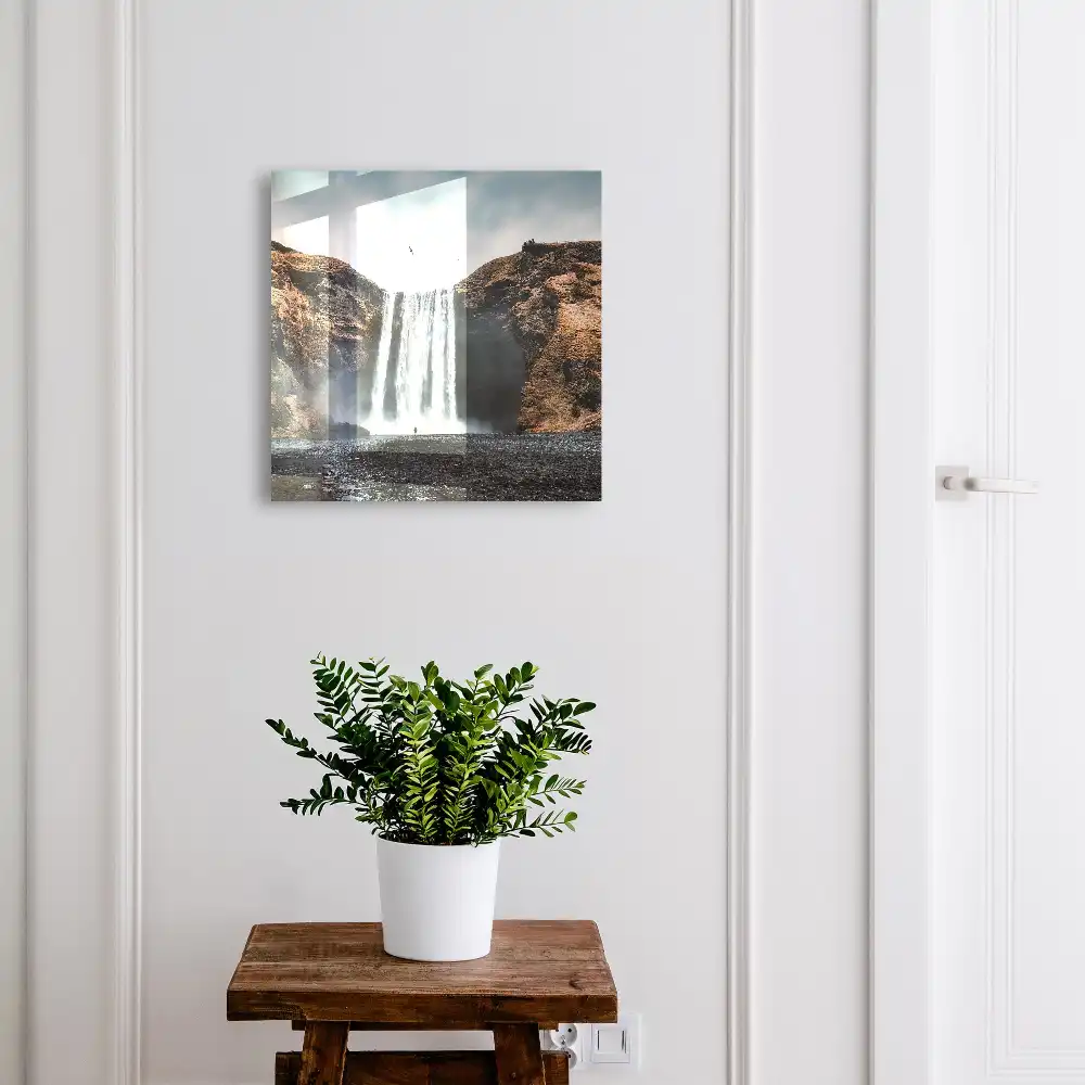 Armoire à clés une cascade entre des falaises rocheuses