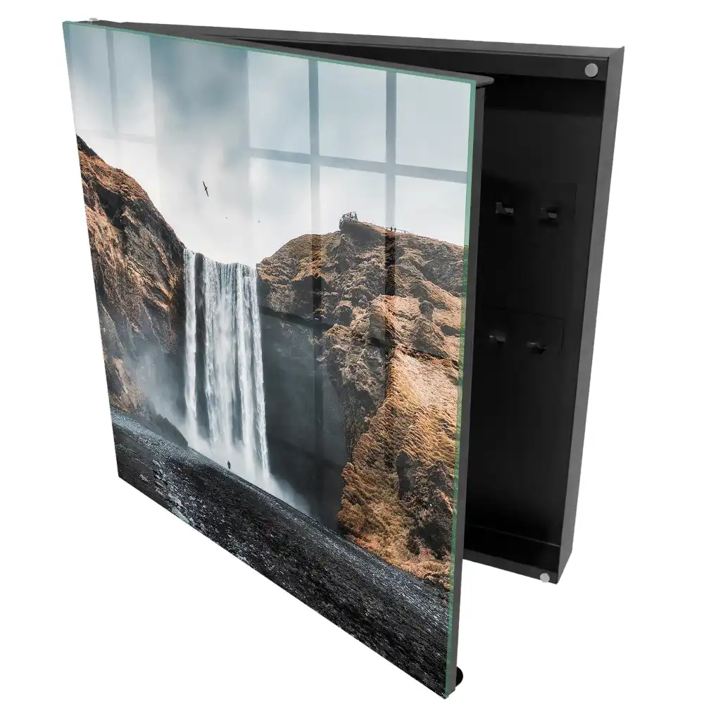 Armoire à clés une cascade entre des falaises rocheuses