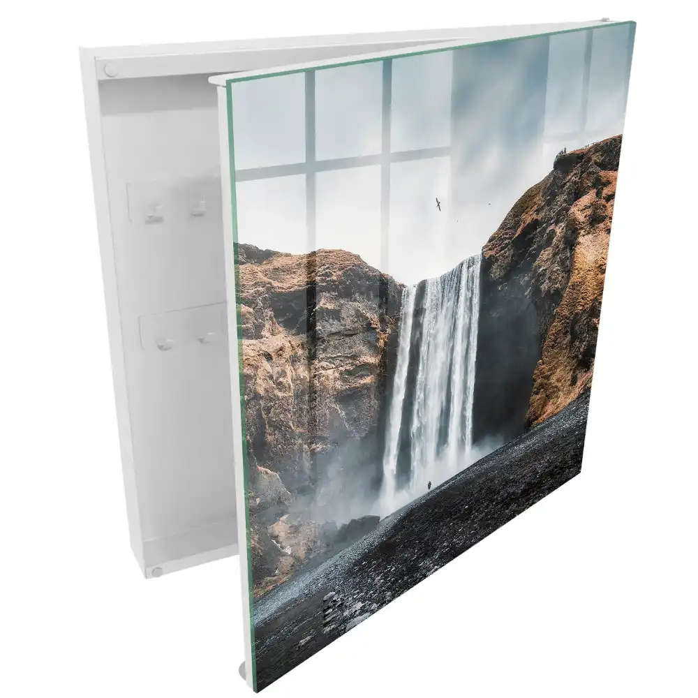 Armoire à clés une cascade entre des falaises rocheuses