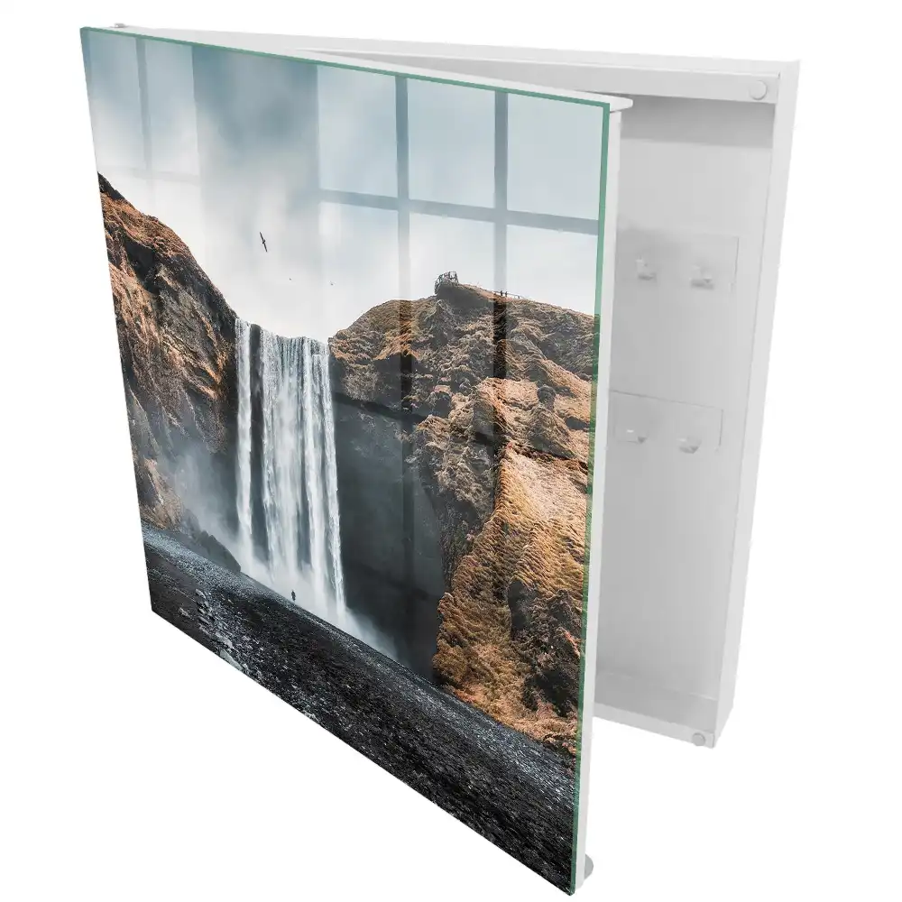 Armoire à clés une cascade entre des falaises rocheuses