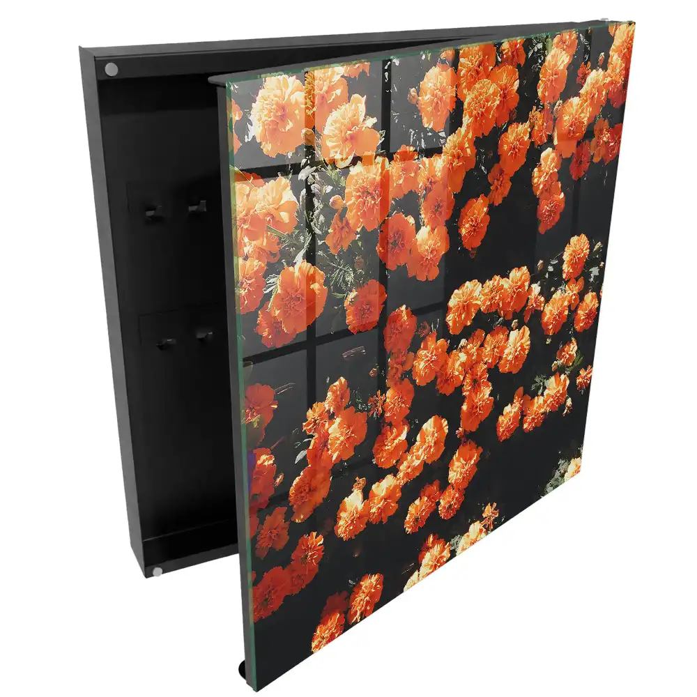Boîte à clés fleurs orange sur fond sombre