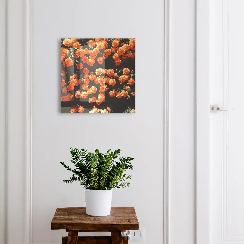 Boîte à clés fleurs orange sur fond sombre