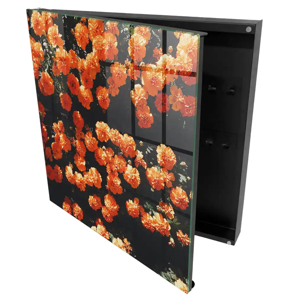 Boîte à clés fleurs orange sur fond sombre