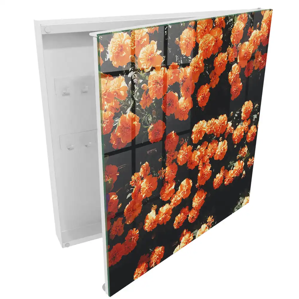 Boîte à clés fleurs orange sur fond sombre