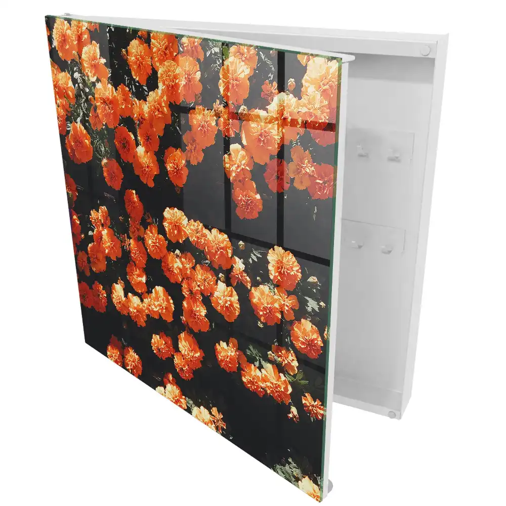 Boîte à clés fleurs orange sur fond sombre