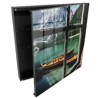 Armoire à clés vue sur le lac les montagnes les bateaux en bois la fenêtre