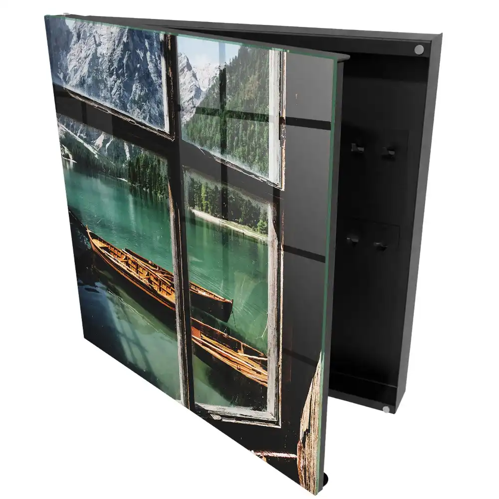 Armoire à clés vue sur le lac les montagnes les bateaux en bois la fenêtre
