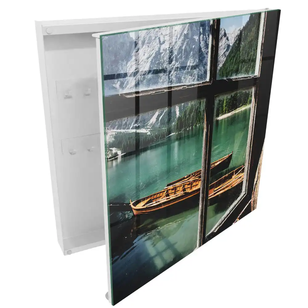 Armoire à clés vue sur le lac les montagnes les bateaux en bois la fenêtre