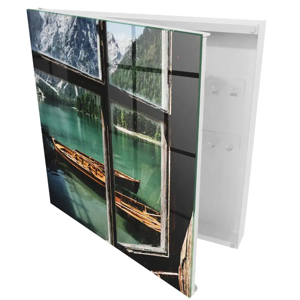 Armoire à clés vue sur le lac les montagnes les bateaux en bois la fenêtre