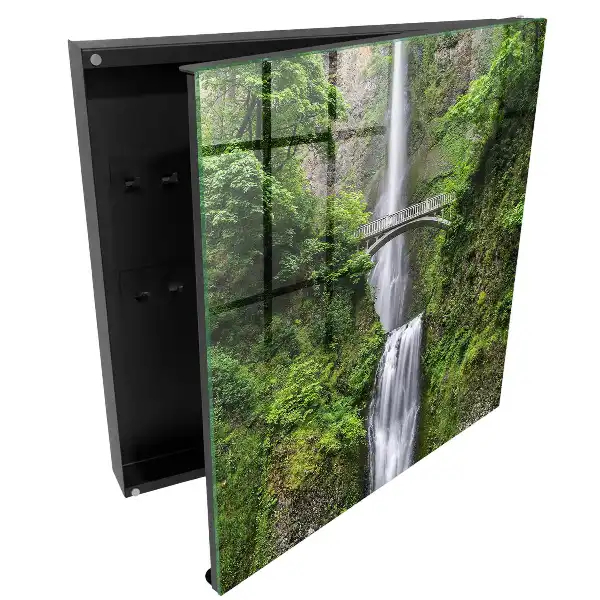 Armoire à clés une cascade et un pont entourés de verdure