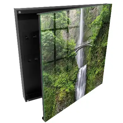 Armoire à clés une cascade et un pont entourés de verdure