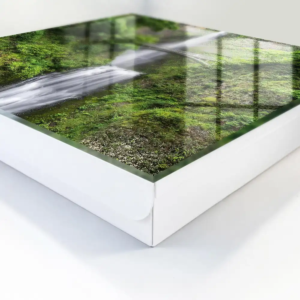 Armoire à clés une cascade et un pont entourés de verdure