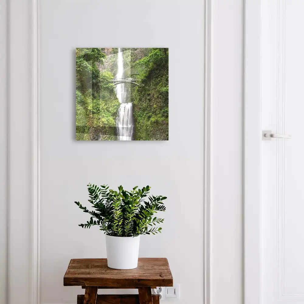 Armoire à clés une cascade et un pont entourés de verdure