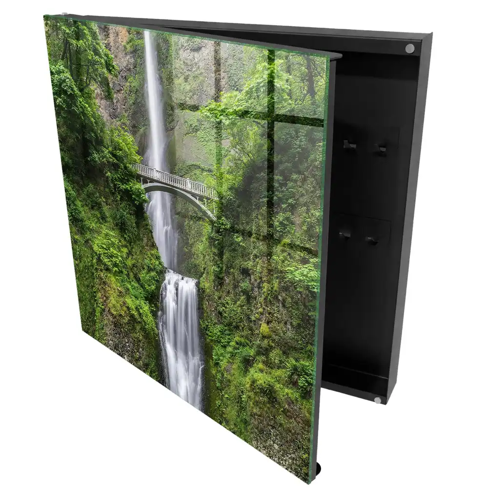 Armoire à clés une cascade et un pont entourés de verdure