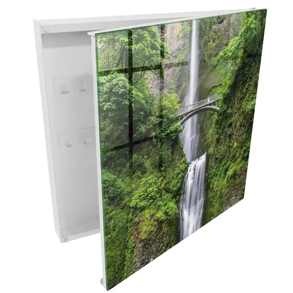 Armoire à clés une cascade et un pont entourés de verdure