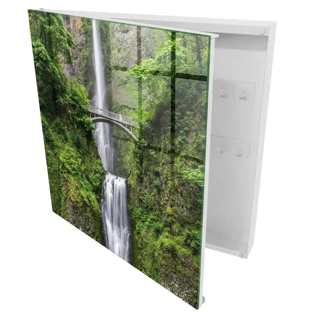 Armoire à clés une cascade et un pont entourés de verdure