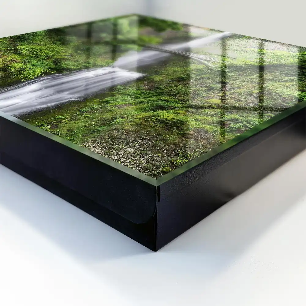 Armoire à clés une cascade et un pont entourés de verdure