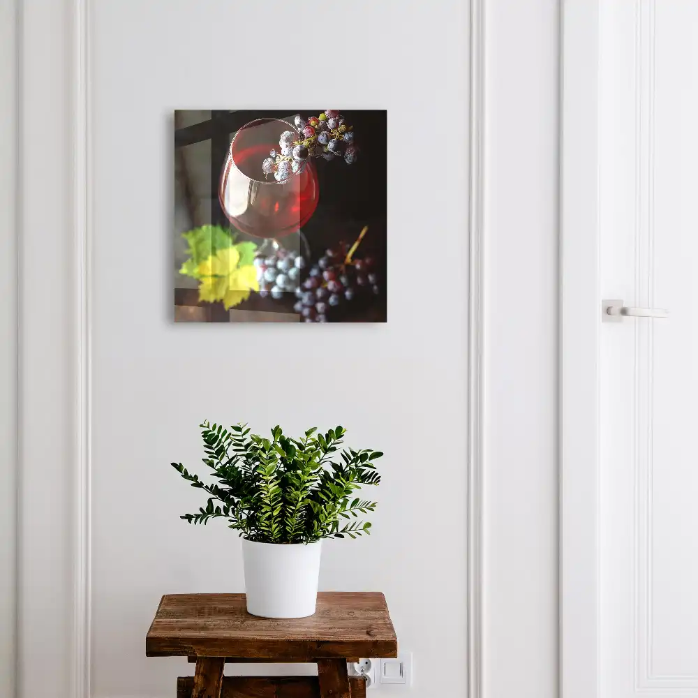Boîte à clés un verre de vin et une grappe de raisin