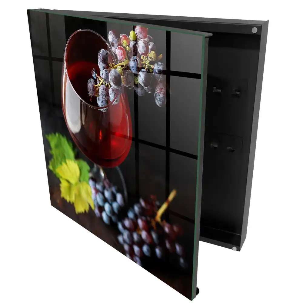 Boîte à clés un verre de vin et une grappe de raisin