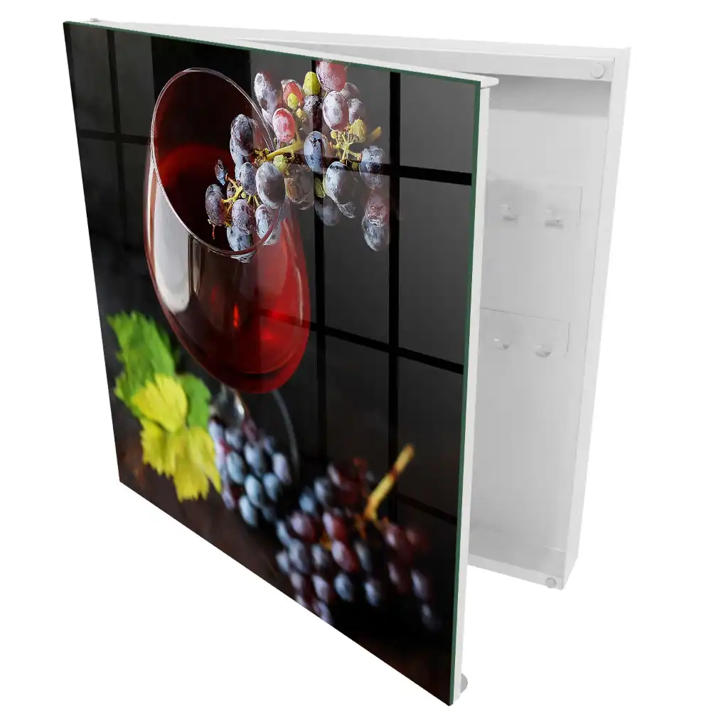 Boîte à clés un verre de vin et une grappe de raisin