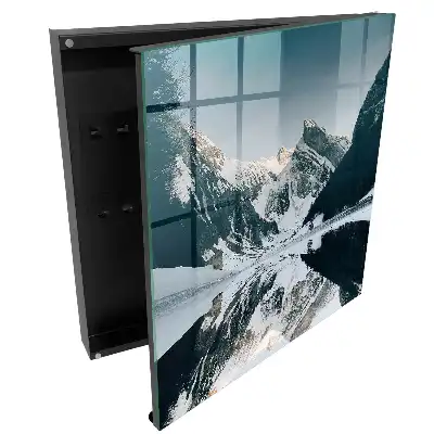 Armoire à clés sommets montagneux en hiver au bord du lac