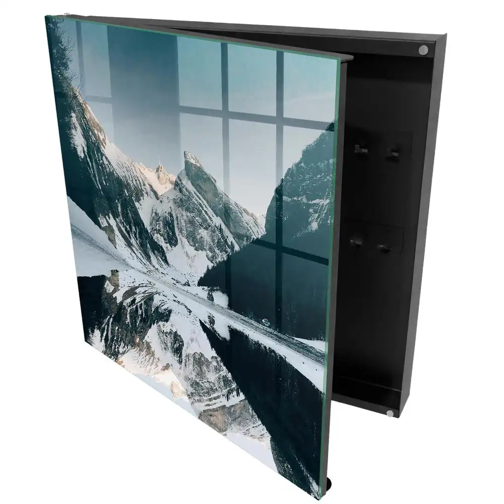 Armoire à clés sommets montagneux en hiver au bord du lac