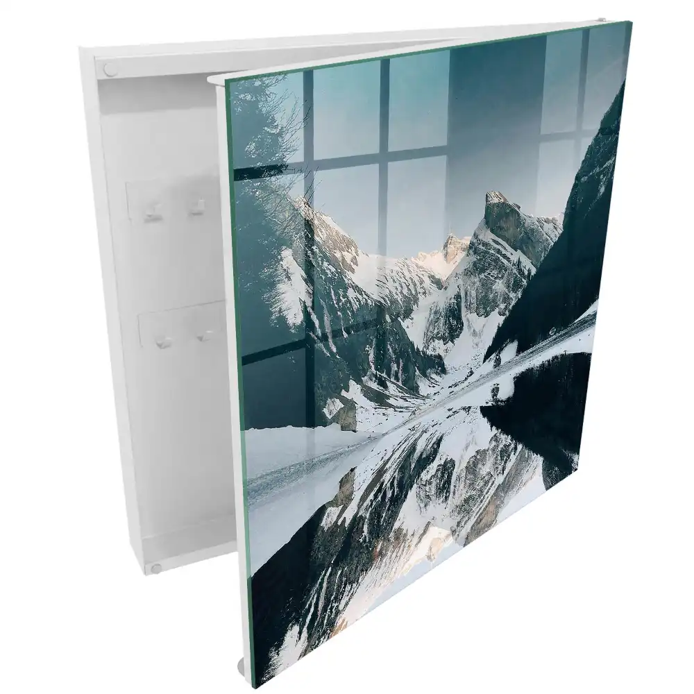 Armoire à clés sommets montagneux en hiver au bord du lac