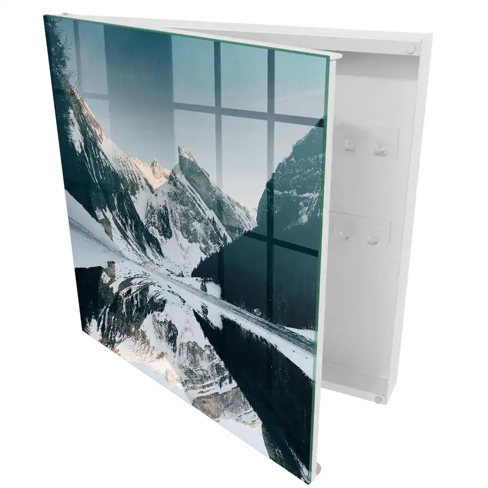 Armoire à clés sommets montagneux en hiver au bord du lac