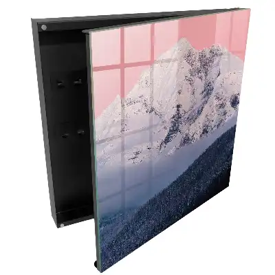 Boîte à clés montagnes enneigées dans une lumière rose