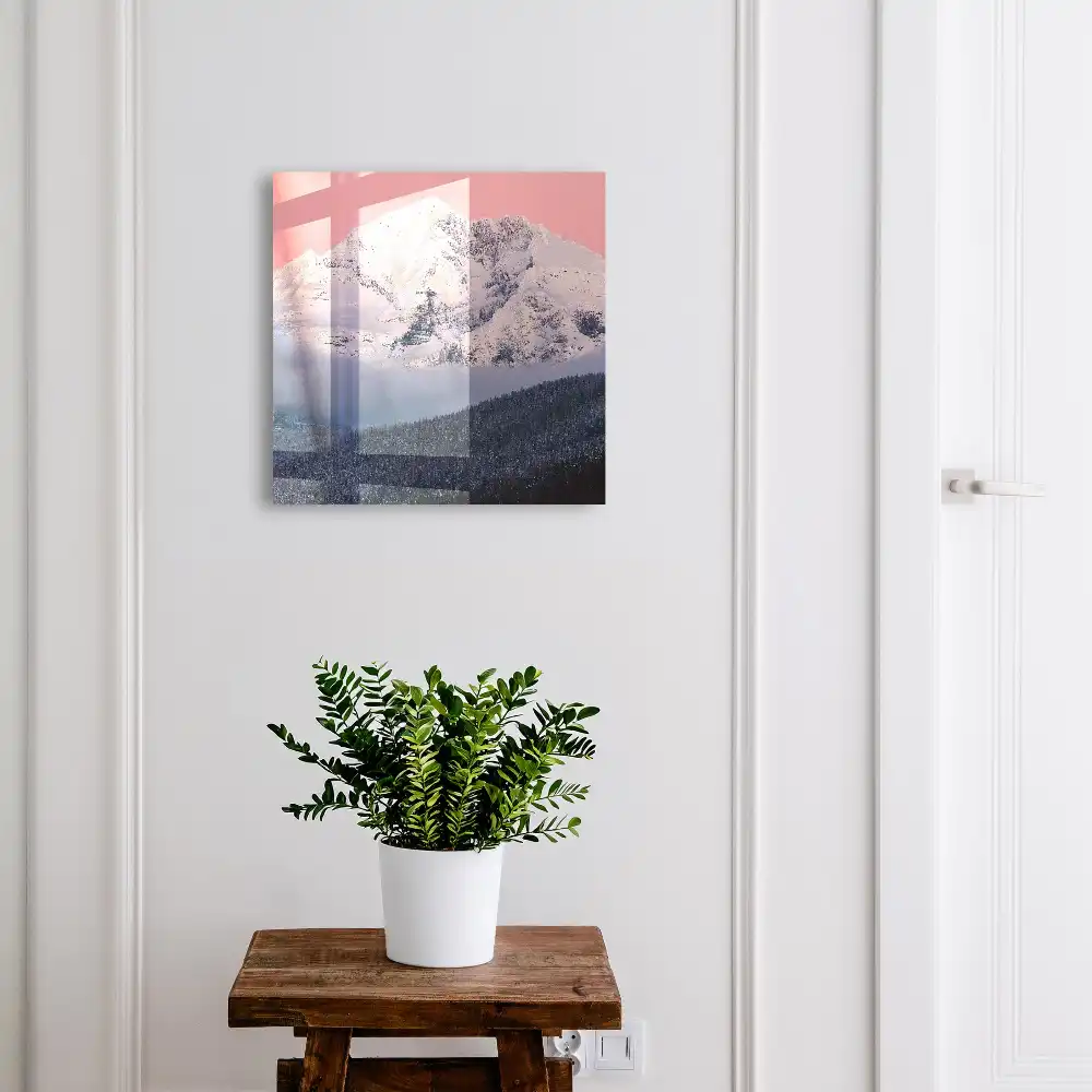 Boîte à clés montagnes enneigées dans une lumière rose